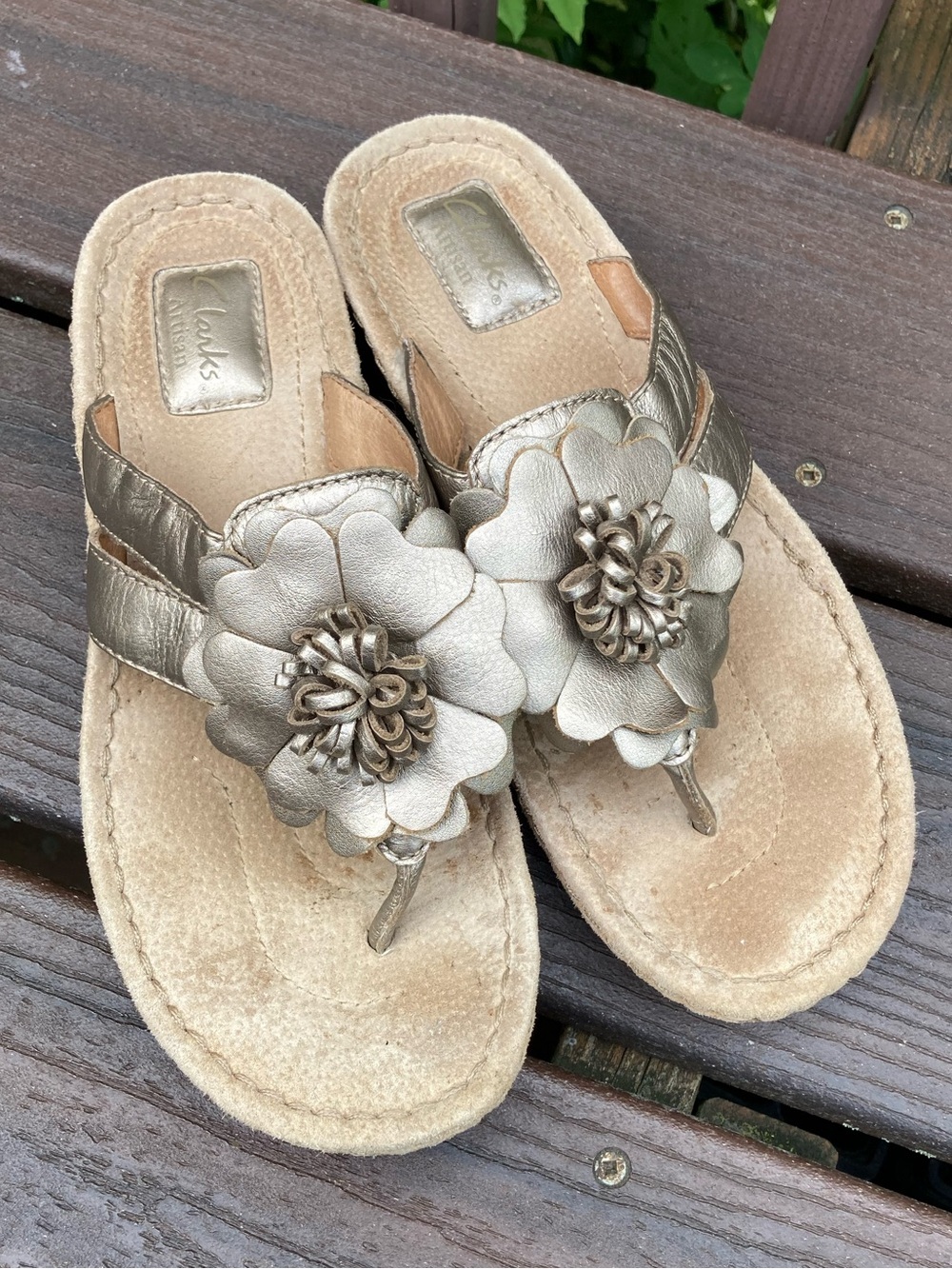 Clarks Artisan Metallic Gold Leather Flower Thong Sandals Size 9